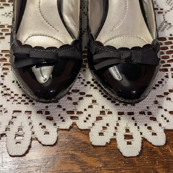 EUC Bandalino Black Patent Leather Scalloped Bow Pumps BD7Oceanna, US Women's 6M - Picture 6 of 8